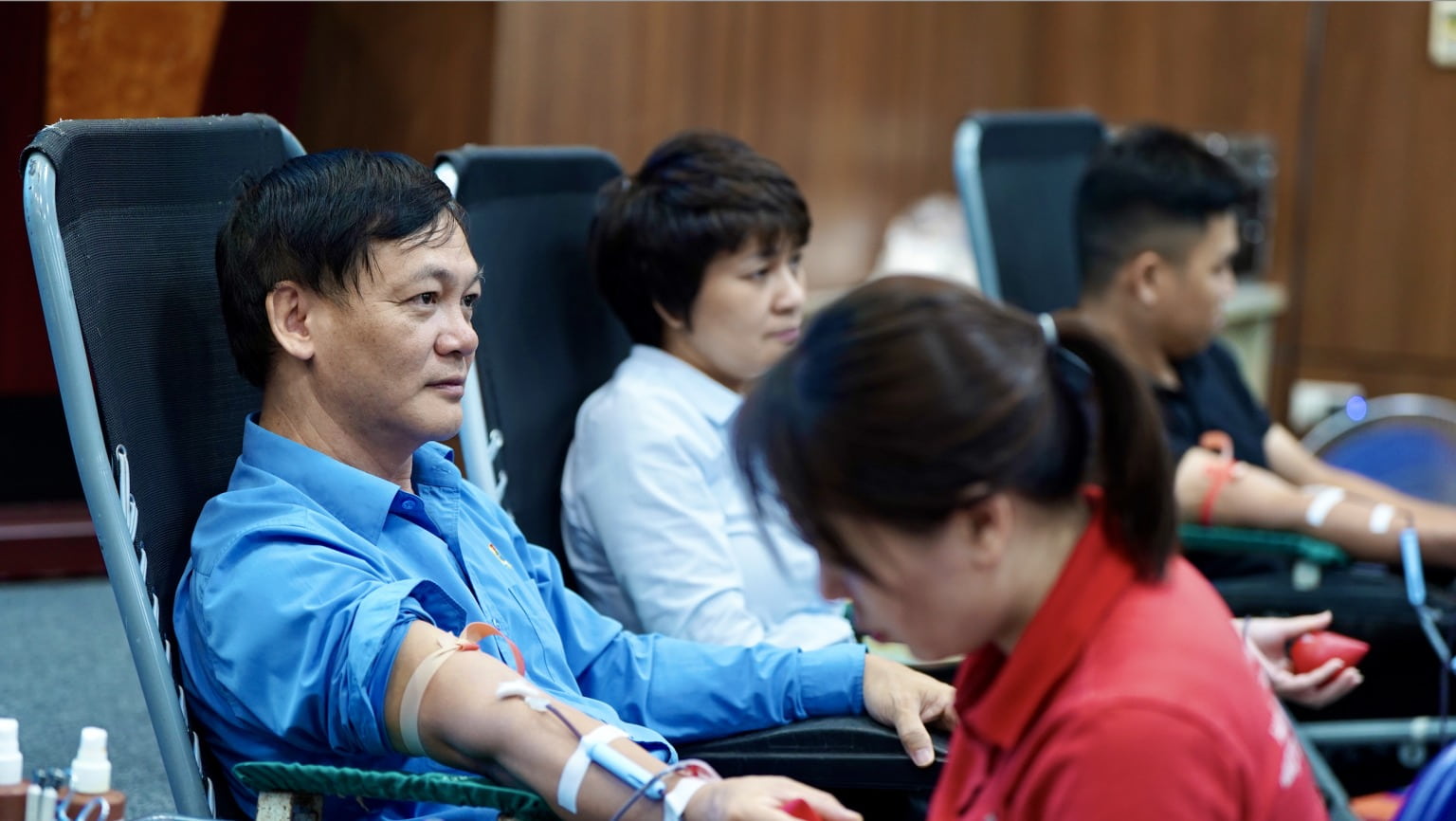 Mr. Dao Manh Kien - Chairman of Vietnam Airlines Corporation Trade Union participated in the 8th "Vietnam Airlines Red Drop" program. Photo: Vietnam Airlines Corporation Trade Union