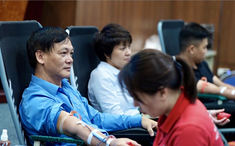 Mr. Dao Manh Kien - Chairman of Vietnam Airlines Corporation Trade Union participated in the 8th "Vietnam Airlines Red Drop" program. Photo: Vietnam Airlines Corporation Trade Union