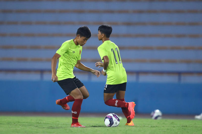 Cau thu U17 Myanmar khoi dong. Anh: Minh Dan 