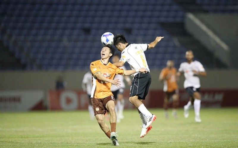 The match between Hoang Anh Gia Lai (yellow shirt) and SHB Da Nang team on October 3. Photo: Song Han