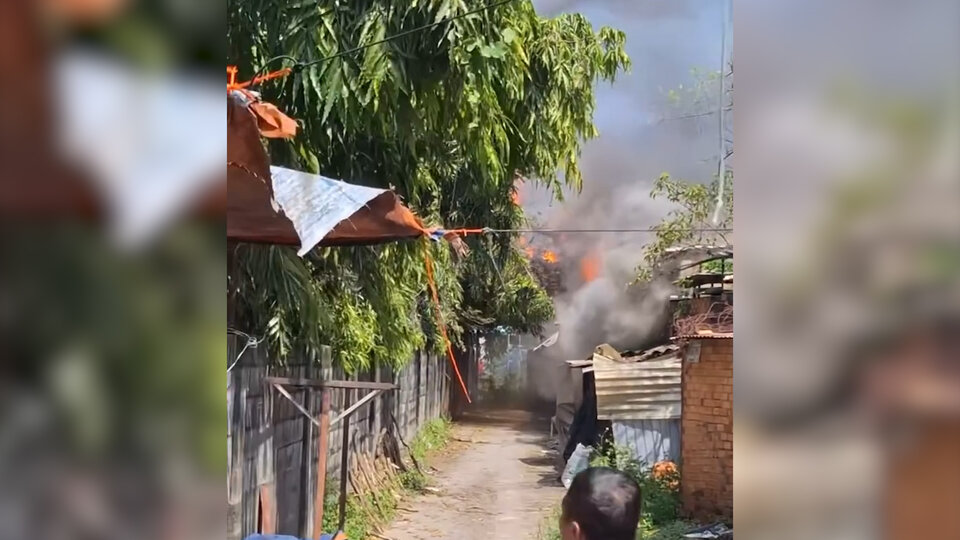 Chay xuong go o TPHCM, khoi den cung tro tan bay khap noi