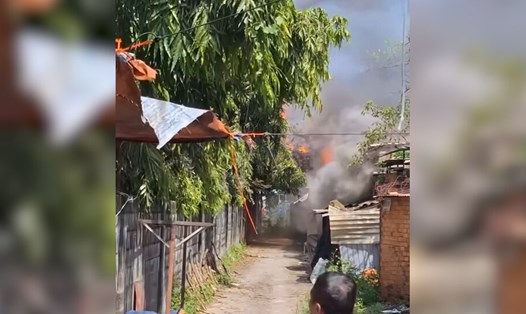 Cháy xưởng gỗ ở TPHCM, khói đen cùng tro tàn bay khắp nơi
