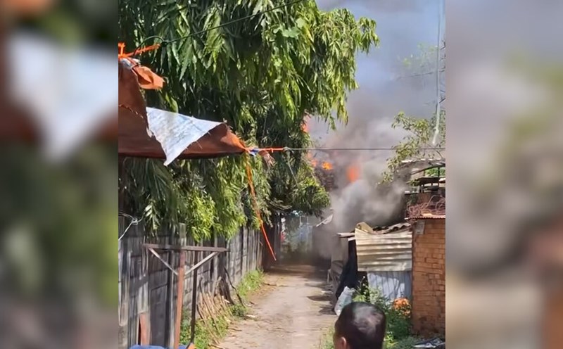 Chay xuong go o TPHCM, khoi den cung tro tan bay khap noi