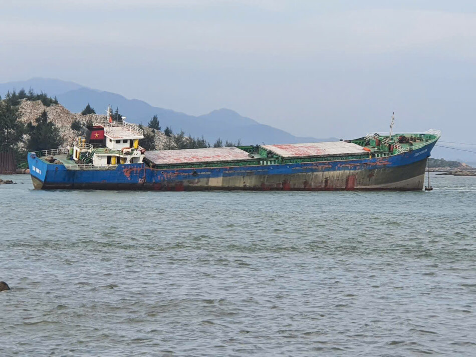 The cargo ship Tuan Minh 26 ran aground on a rocky beach next to Dung Quat shipyard, Quang Ngai. Photo: Vien Nguyen