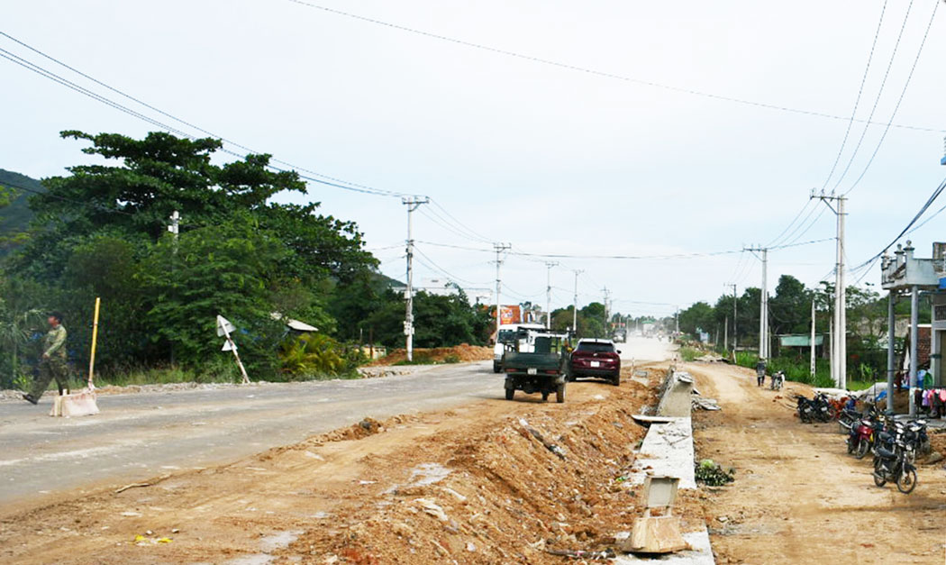 Doan Quoc lo 19 qua thon Ta Giang, xa Tay Giang chua the tham be tong be mat vi bi can tro. Anh: Xuan Nhan.