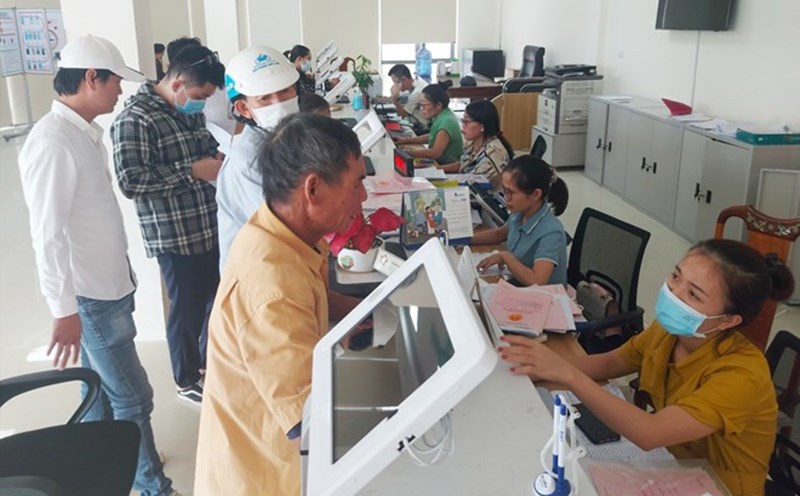People of Loc Ha district come to Loc Ha District Public Administration Center to handle administrative procedures. Illustration photo: Tran Tuan.