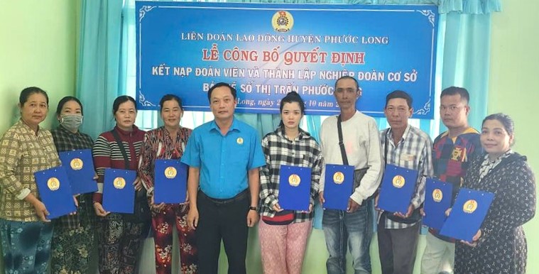 Lottery ticket vendors in Phuoc Long town, Phuoc Long district, Bac Lieu province have officially become union members. Photo: Nhat Ho