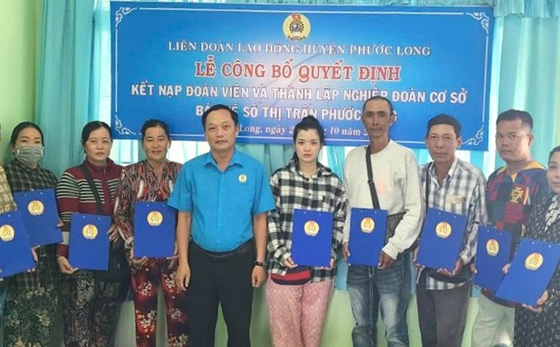 Lottery ticket vendors in Phuoc Long town, Phuoc Long district, Bac Lieu province have officially become union members. Photo: Nhat Ho