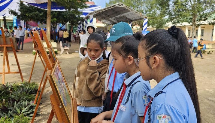 Students in Dak Lak learn about Vietnam's sovereignty over seas and islands. Photo: Bao Trung
