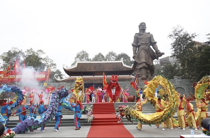 Cu mung 5 Tet Nguyen dan hang nam, hang nghin nguoi dan lai do ve du Le hoi Go Dong Da, phuong Quang Trung, quan Dong Da, Ha Noi. Anh: dongda360