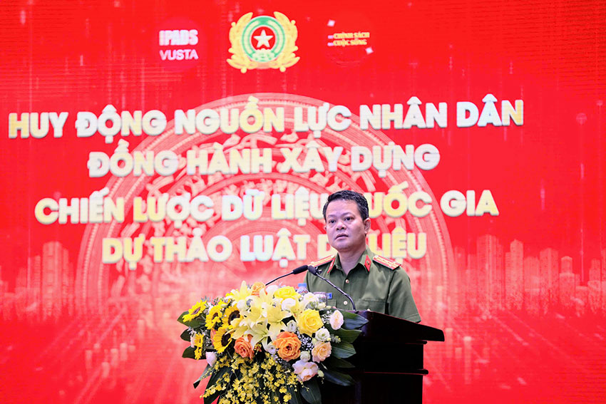Colonel Vu Van Tan talks about the draft Data Law at the Workshop. Photo: Quang Viet