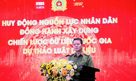 Đại tá Vũ Văn Tấn nói về dự thảo Luật Dữ liệu tại Hội thảo. Ảnh: Quang Việt