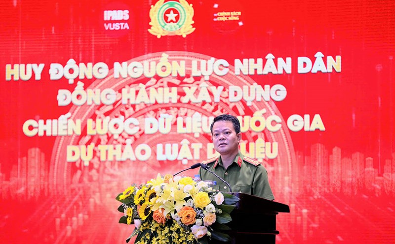 Colonel Vu Van Tan talks about the draft Data Law at the Workshop. Photo: Quang Viet