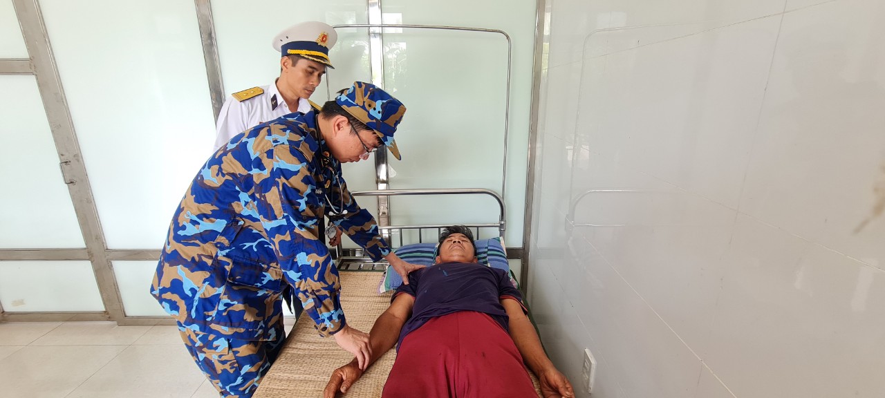 Sinh Ton Island infirmary treats a fisherman who suffered a stroke while fishing in Truong Sa. Photo: Hoang Van Thao