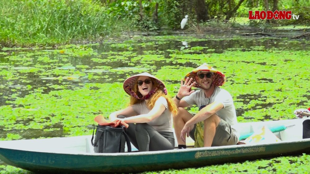 Khách Tây khám phá tuyệt tác mùa nước nổi ở An Giang