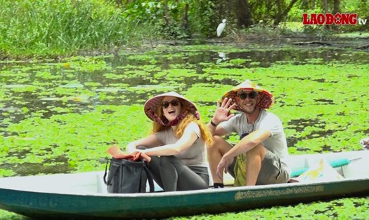 Khách Tây khám phá tuyệt tác mùa nước nổi ở An Giang
