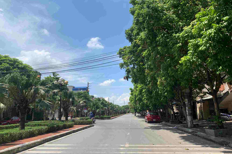 Vehicles had to change direction to go in the opposite direction when they reached a dead-end section on Tran Bich San Street (Nam Dinh City). Photo: Ha Vi