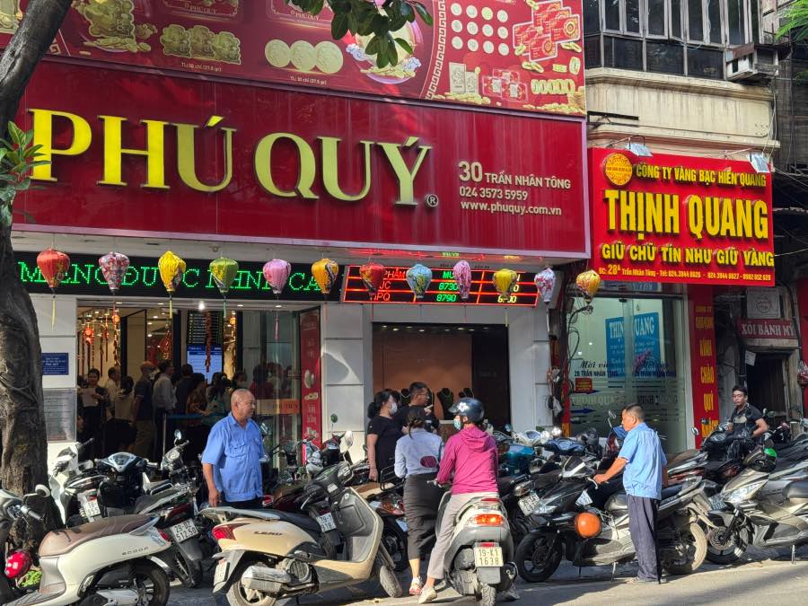 Gold ring prices are high, customers line up to buy in large numbers. Photo: Phuong Anh