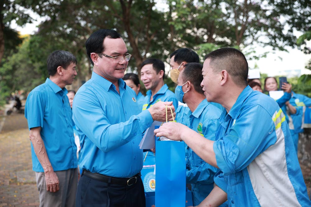 Member of the Party Central Committee, President of the Vietnam General Confederation of Labor Nguyen Dinh Khang presents gifts to union members on the occasion of Workers' Month 2024. Photo: Hai Nguyen