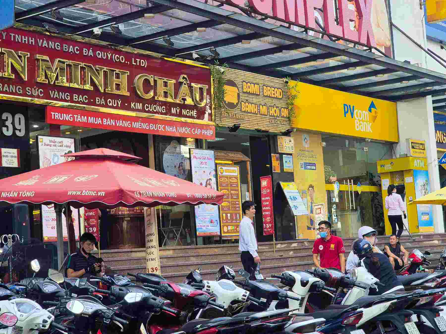 Bao Tin Minh Chau staff stood at the door to inform customers that plain gold rings and SJC gold bars were out of stock. Image recorded at 2:00 p.m. on October 25. 
Photo: Phan Anh