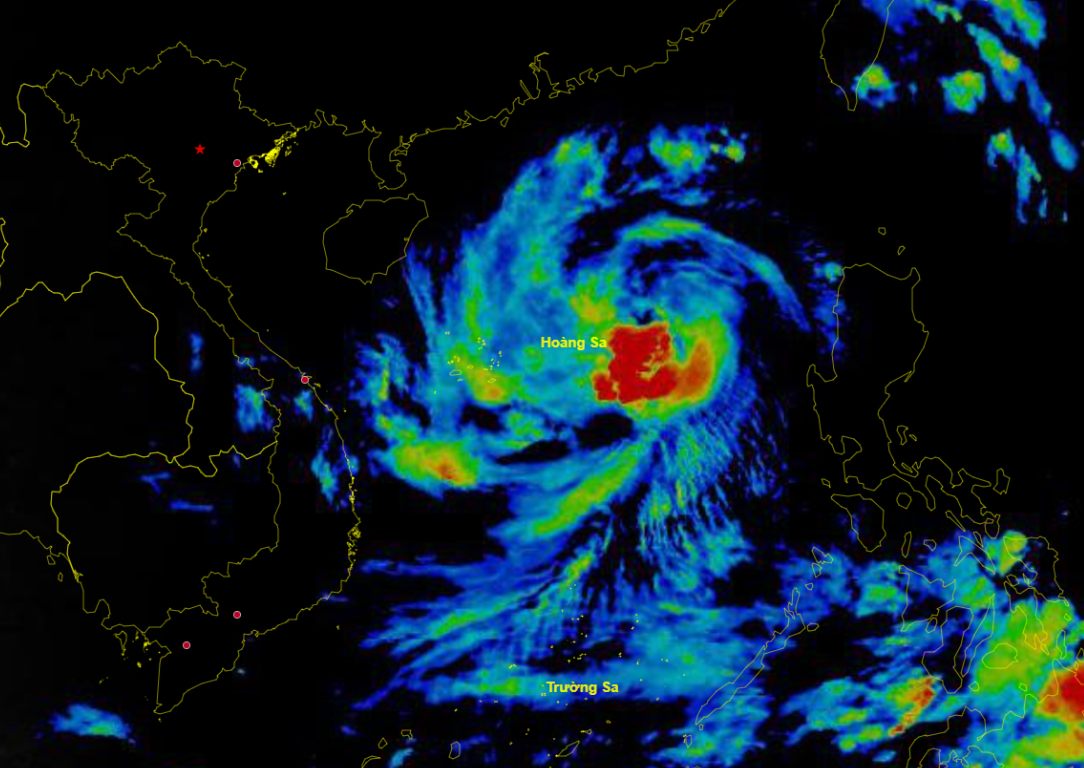 Satellite cloud image of storm Tra Mi updated at 5:40 p.m. on October 25. Photo: Center of National Hydrometeorological Network