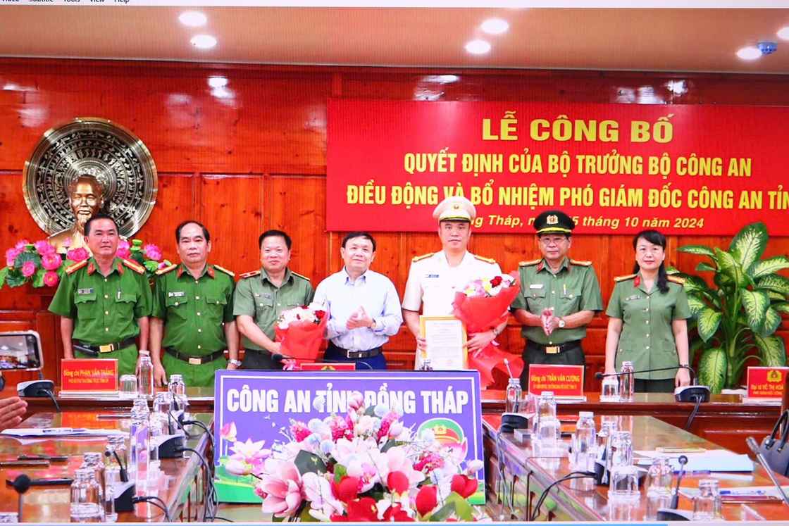 Ong Phan Van Thang - Pho Bi thu Thuong truc Tinh uy, Chu tich Hoi dong nhan dan tinh Dong Thap - cung dai dien lanh dao Cong an tinh Dong Thap chuc mung Dai ta Ha Van Bac. Anh: Cong an Dong Thap