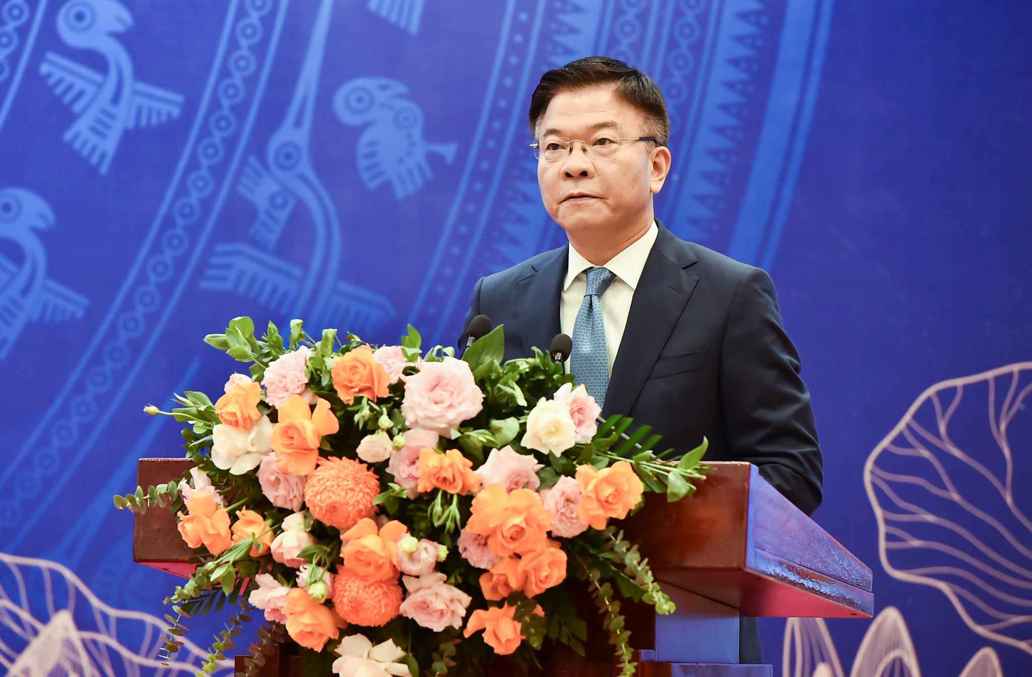 Member of the Party Central Committee, Deputy Prime Minister of the Government Le Thanh Long speaks at the conference to summarize the socialization work on consolidating schools, classrooms and public housing for teachers in the period 2013-2023. Photo: Nguyen Manh