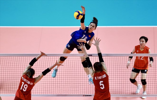 Bong chuyen nu Viet Nam (xanh) tai chung ket gap Thai Lan o SEA Games 32. Anh: Duy Nam