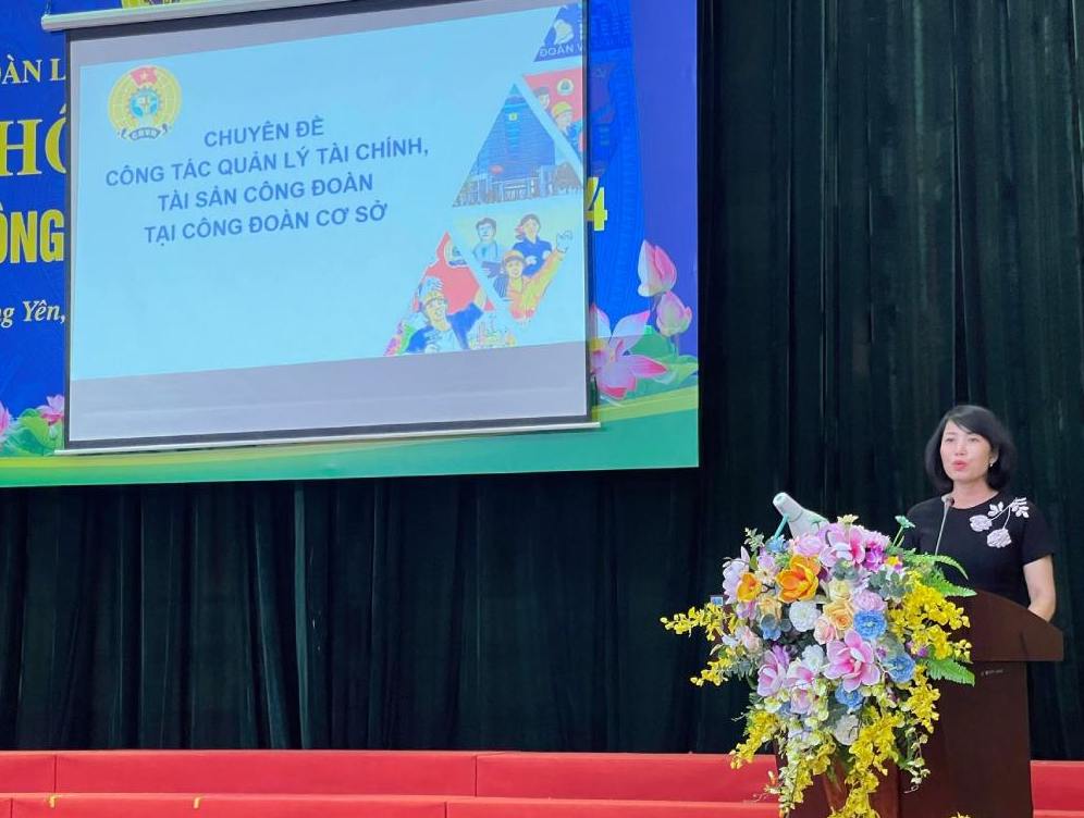 Bà Nguyễn Thị Ngọc Lan - Phó trưởng Ban Tài chính Tổng Liên đoàn Lao động Việt Nam tập huấn công tác tài chính công đoàn cho cán bộ công đoàn tỉnh Hưng Yên. Ảnh: Huyền Trang