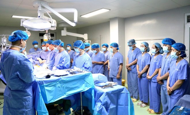 Doctors at Phu Tho General Hospital bowed to thank the organ donor. Photo: BVCC
