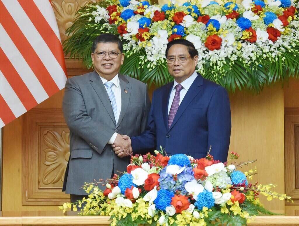 Prime Minister Pham Minh Chinh meets with Speaker of the Malaysian House of Representatives Tan Sri Dato' Johari bin Abdul. Photo: VGP