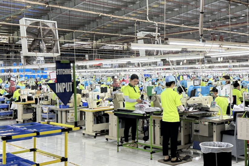 Working at a leather shoe manufacturing enterprise ensures good benefits for workers. Photo: Thanh An