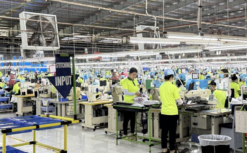 Working at a leather shoe manufacturing enterprise ensures good benefits for workers. Photo: Thanh An