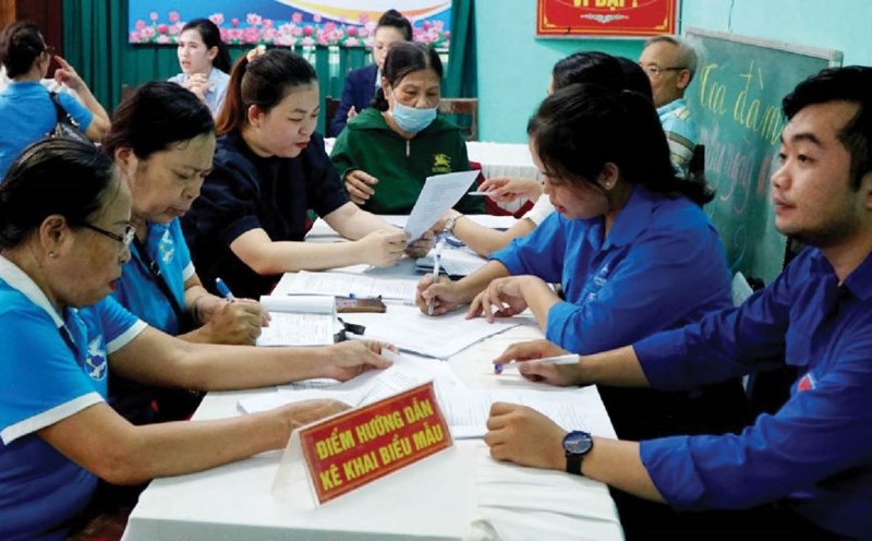 Instructions for people to fill out forms to receive pensions and social insurance benefits via bank accounts. Photo: Thanh Huong