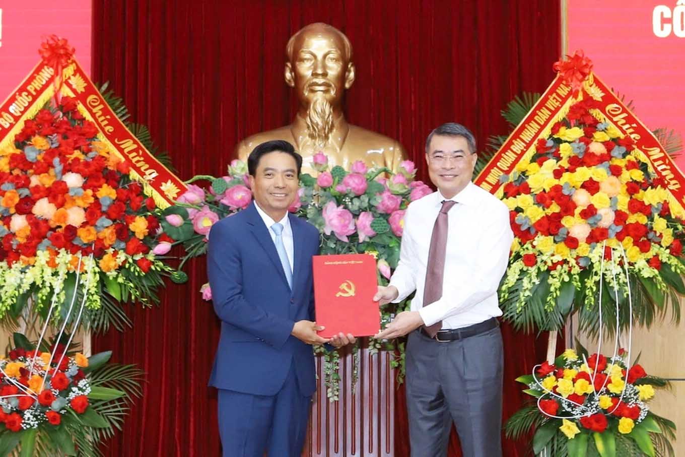 Head of the Central Organization Le Minh Hung (right) presents the Politburo's decision to assign the position of Thanh Hoa Provincial Party Secretary to Lieutenant General Nguyen Doan Anh. Photo: Minh Hieu
