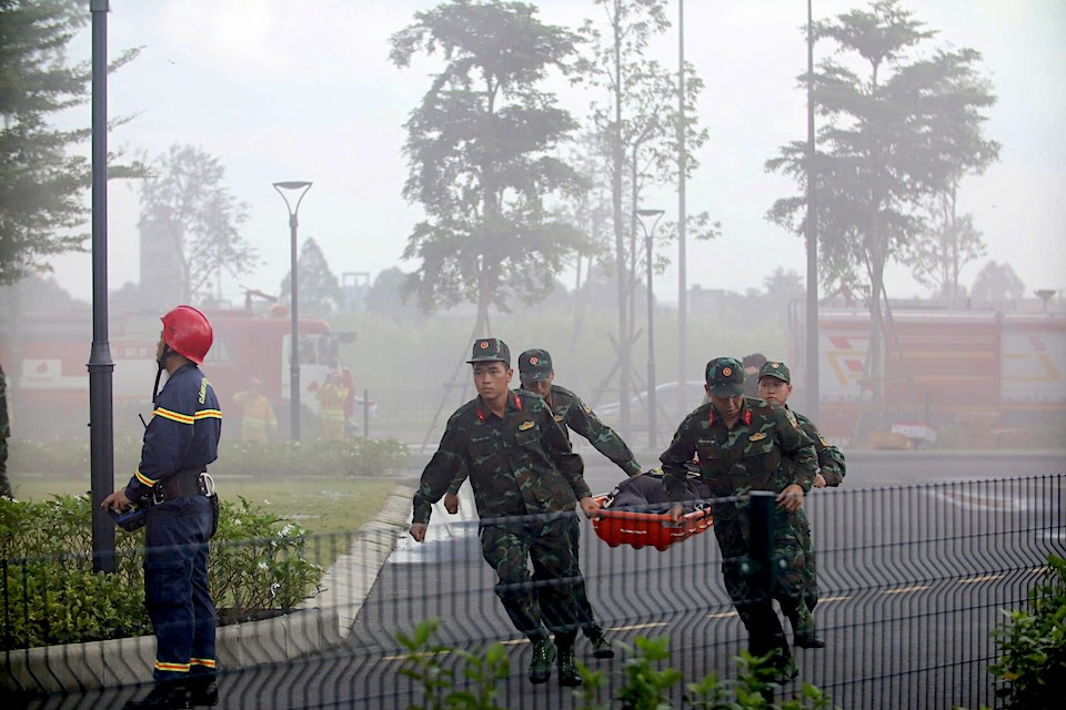 Hon 1.100 nguoi duoc huy dong tham gia dien tap chua chay va cuu nan, cuu ho toa nha 12 tang. Anh: An Long