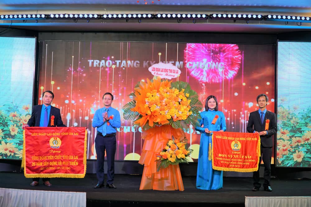 Gia Lai Provincial Civil Servants' Union was honored to receive the emulation flag of excellent unit from the Vietnam General Confederation of Labor. Photo: Thanh Tuan