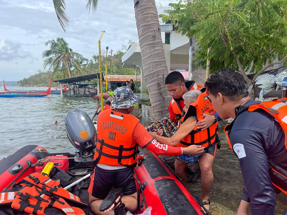 Luc luong chuc nang di doi nguoi dan khoi khu vuc nguy hiem khi bao Trami quet qua tai Tanauan, Philippines. Anh: Philippine Coast Guard