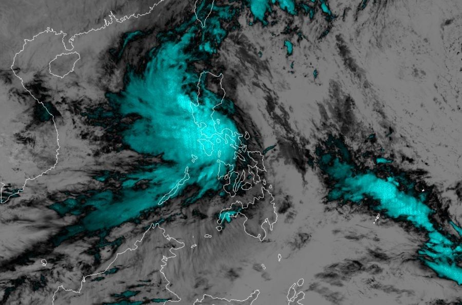 Storm No. 6 Tra Mi has an unpredictable direction of movement after entering the East Sea. Satellite image: RAMMB