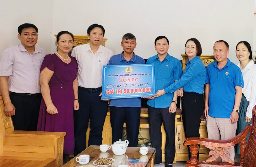 Representatives of the Party Committee of the Agencies and Enterprises Bloc, the Labor Federation and the Civil Servants' Union of Dien Bien province presented housing support "Union Shelter" to the family of union member Ma Van Cuong. Photo: Huy Hoang