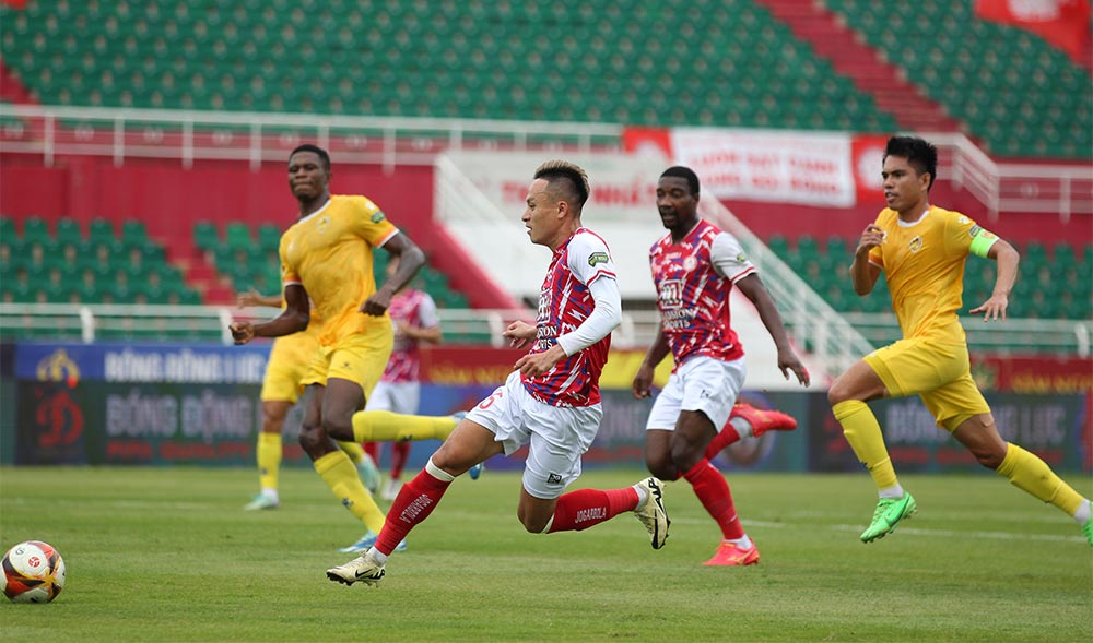 Ho Chi Minh City team (red shirt) has a chance to defeat Quang Nam team at home. Photo: VPF