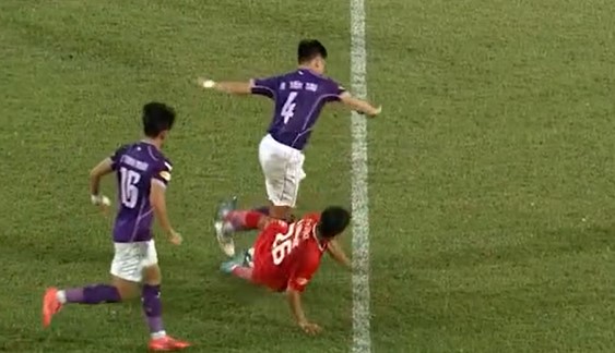 Bui Van Duc's (red) foul in the match between The Cong Viettel and Binh Duong. Photo cut from video
