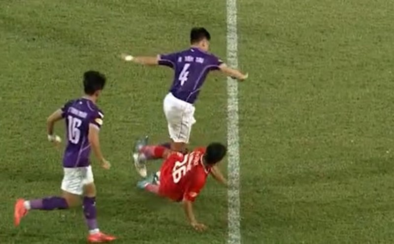 Bui Van Duc's (red) foul in the match between The Cong Viettel and Binh Duong. Photo cut from video