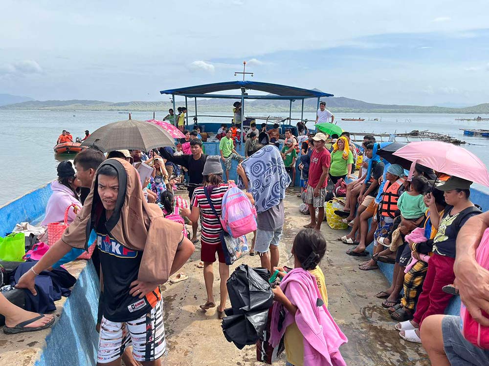 Luc luong chuc nang so tan 135 cu dan o thanh pho Batangas, Philippines den noi tranh lu do anh huong cua bao. Anh: Luc luong bao ve bo bien Philippines