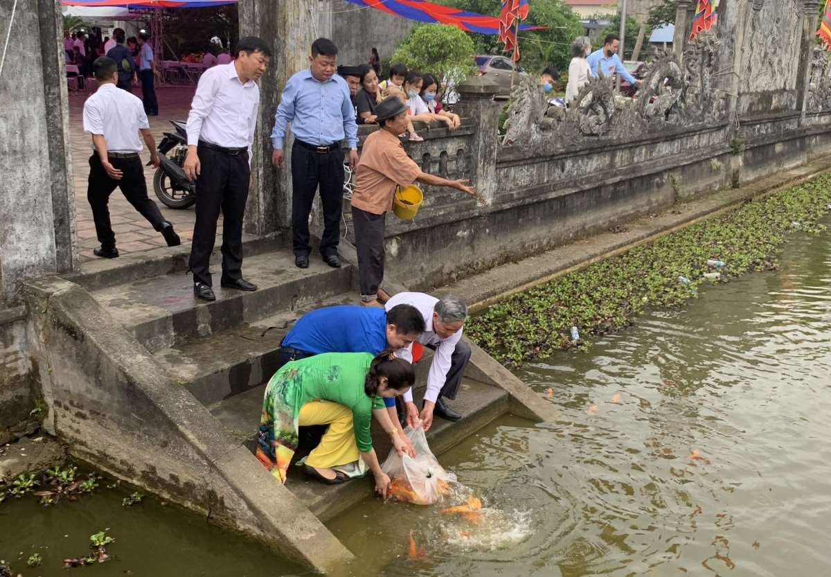 Truoc san la gieng dinh hinh vuong, nuoc trong mat quanh nam. Dip dau nam, nguoi dan thuong den dang huong, phong sinh, tha ca tai gieng dinh cau mot nam mua thuan, gio hoa, mua mang tot tuoi, moi nguoi no du, hanh phuc. Anh: UBND xa An Hung