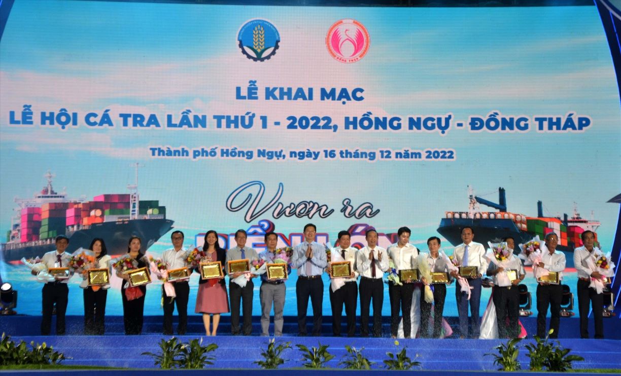 Tai le khai mac Le hoi ca tra lan thu I nam 2022, tinh Dong Thap da ton vinh cac tap the, ca nhan co nhieu dong gop cho hoat dong nghien cuu, san xuat, chan nuoi va che bien xuat khau ca tra. Anh: Thanh Mai 