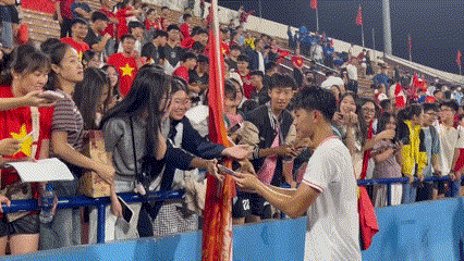 U17 Vietnam received affection from the audience after winning U17 Myanmar.