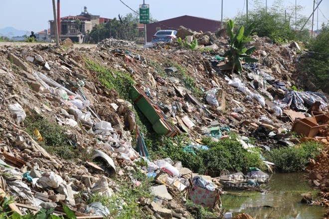 Tràn lan rác thải trên tuyến đường nghìn tỉ ở Thái Nguyên