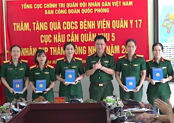 Colonel Nguyen Dinh Duc - Head of the National Defense Trade Union presents gifts to professional female soldiers of Military Hospital 17. Photo: Thu Hang