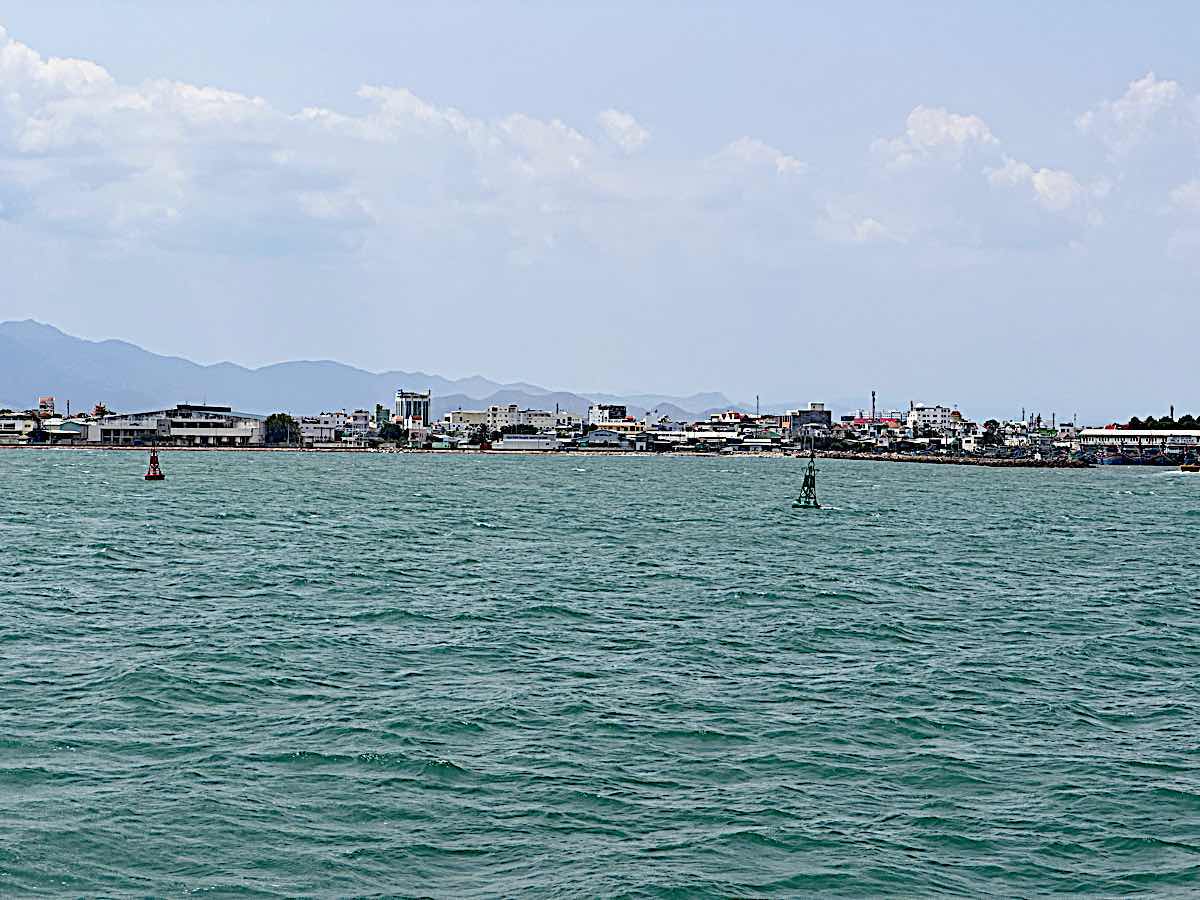 Tau ca vao den phao so 0 o luong ra vao cang Phan Thiet thi mot ra dong roi xuong bien. Anh: Duy Tuan 